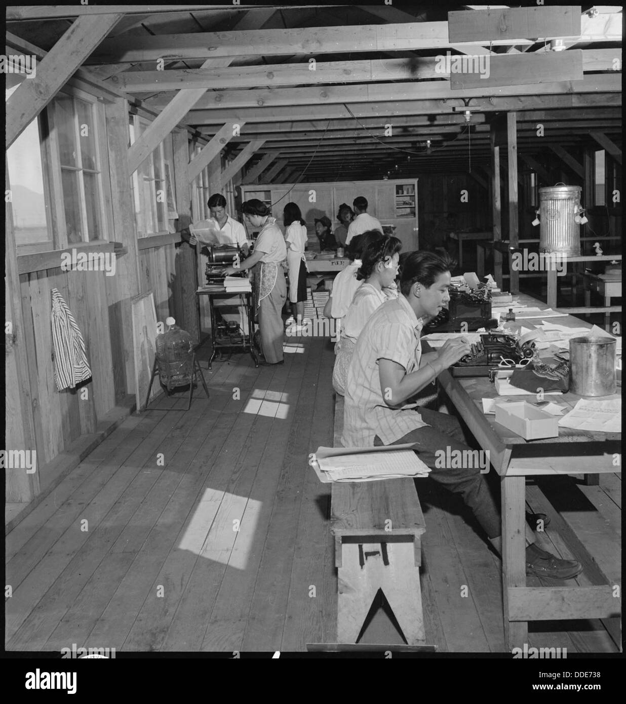 Le personnel de la Manzanar Free Press travaille au Manzanar Relocation Center en Californie, pendant la première Guerre mondiale. Le centre faisait partie du programme d’internement du gouvernement américain pour les Japonais-Américains. Banque D'Images