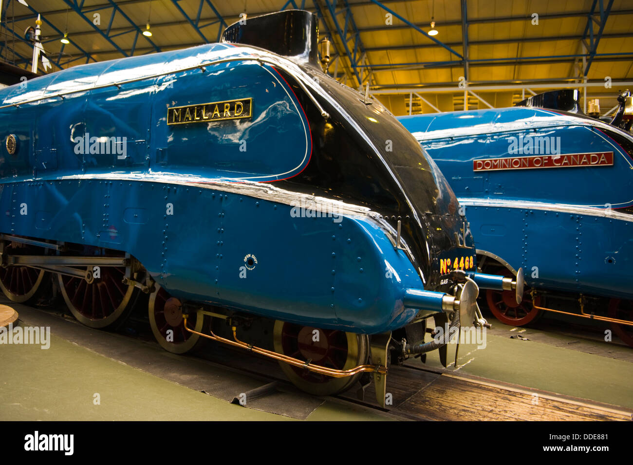 Mallard et trains à vapeur Dominion du Canada à l'affiche au Musée National du chemin de fer dans la ville de York North Yorkshire England UK Banque D'Images