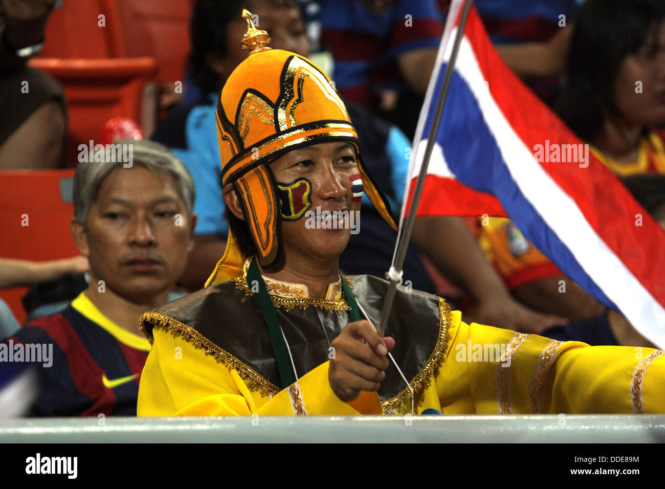 Thaïlande football fans cheering at Rajmalanga Stadium à Bangkok , Thaïlande Banque D'Images