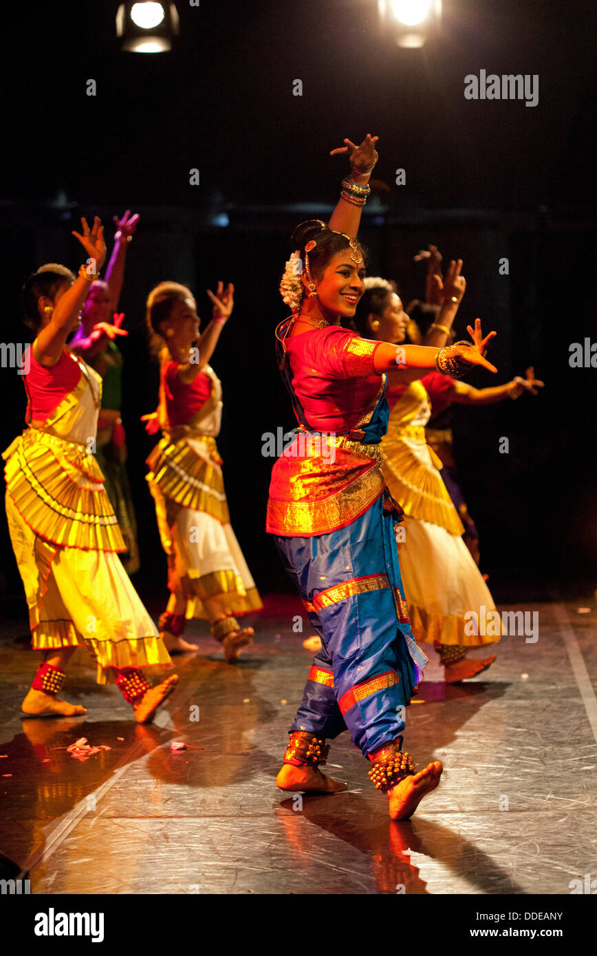 Edinburgh Mela 1er septembre 2013, le 'Bollywood' Danseurs Édimbourg effectuer sur la scène danse Feste le deuxième jour de la plus grande et la meilleure célébration de la musique du monde et danse à Leith Links, Ecosse UK Banque D'Images