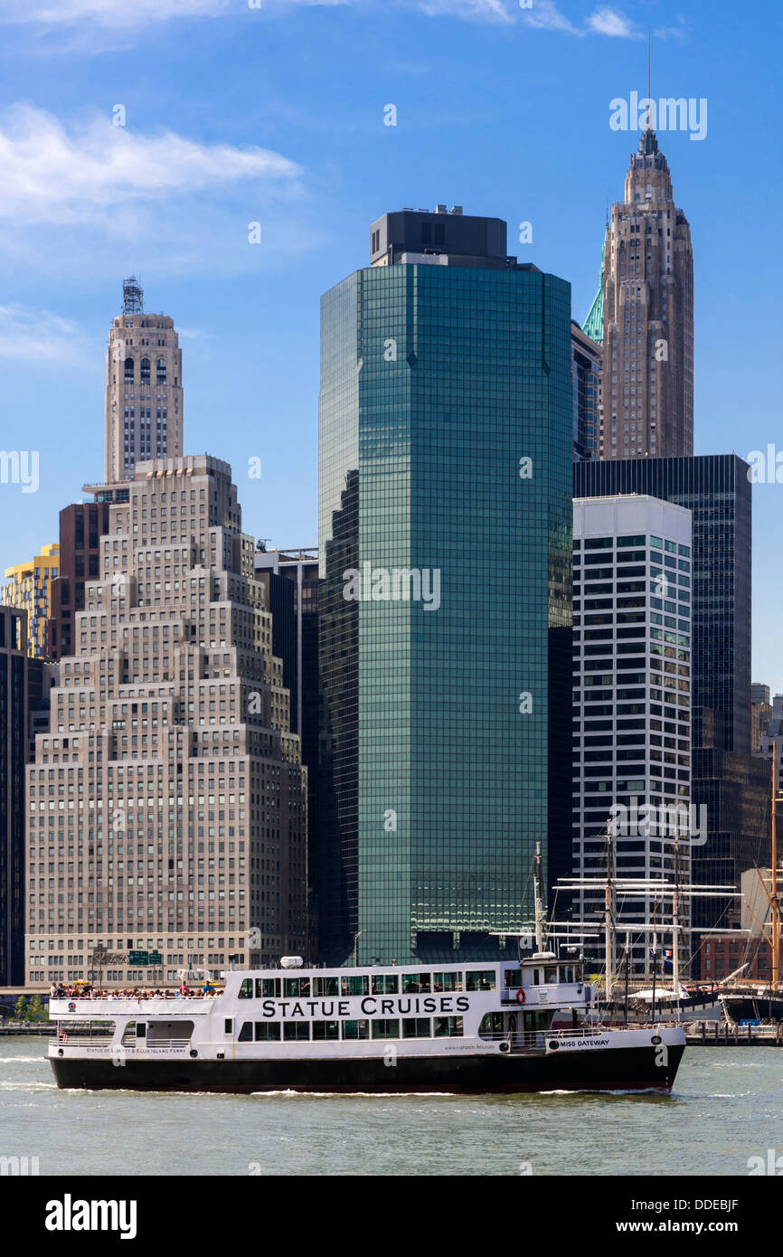 Croisières voile en passant l'état bas Manhattan sur l'East River, NEW YORK, USA. Banque D'Images