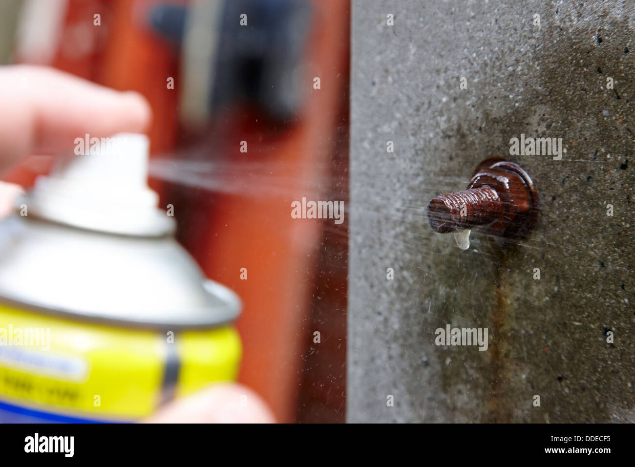 Man spraying vis rouillées avec dégrippant Photo Stock - Alamy
