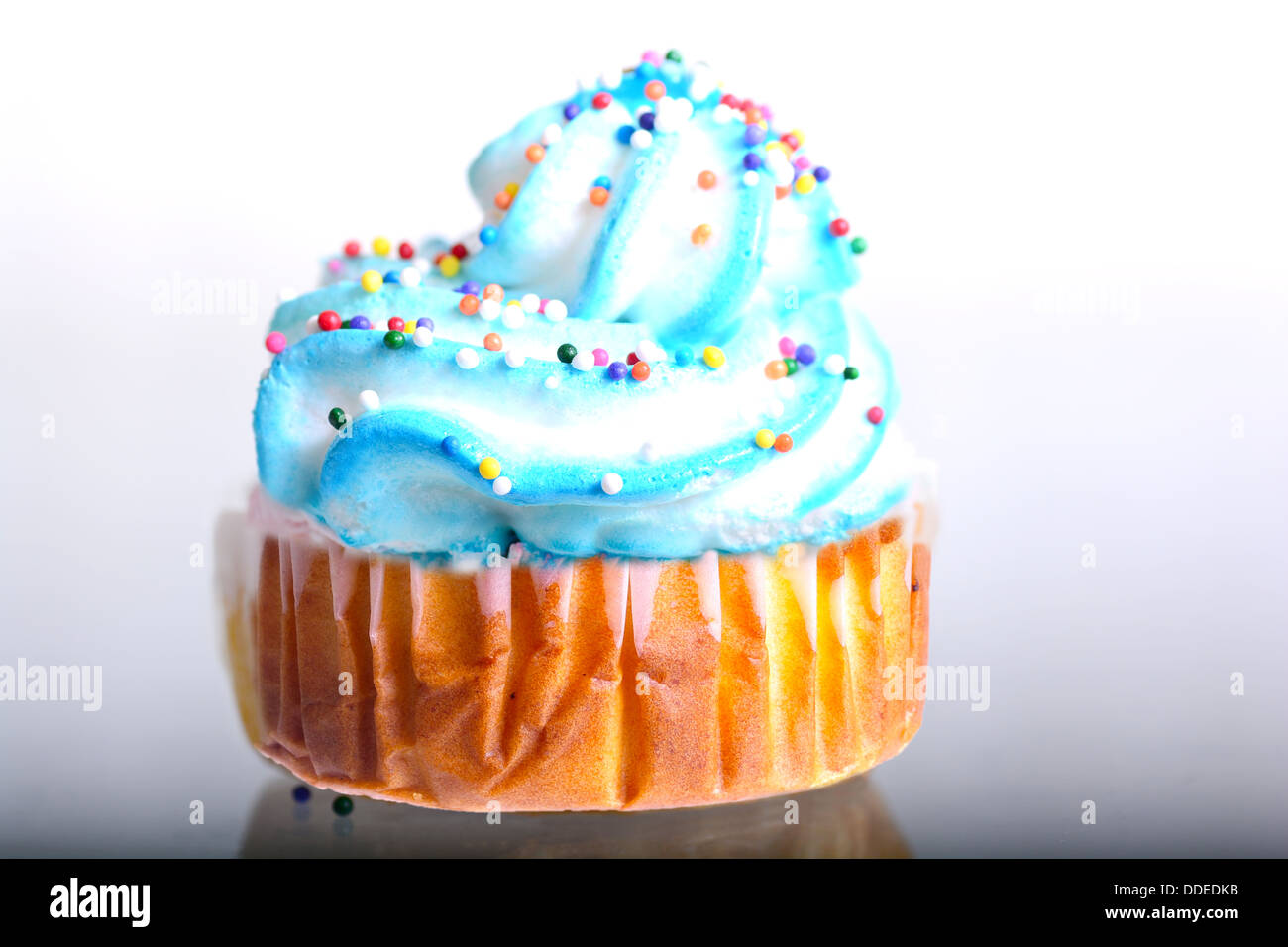 Cupcake délicieux isolé sur un fond gris et blanc Banque D'Images