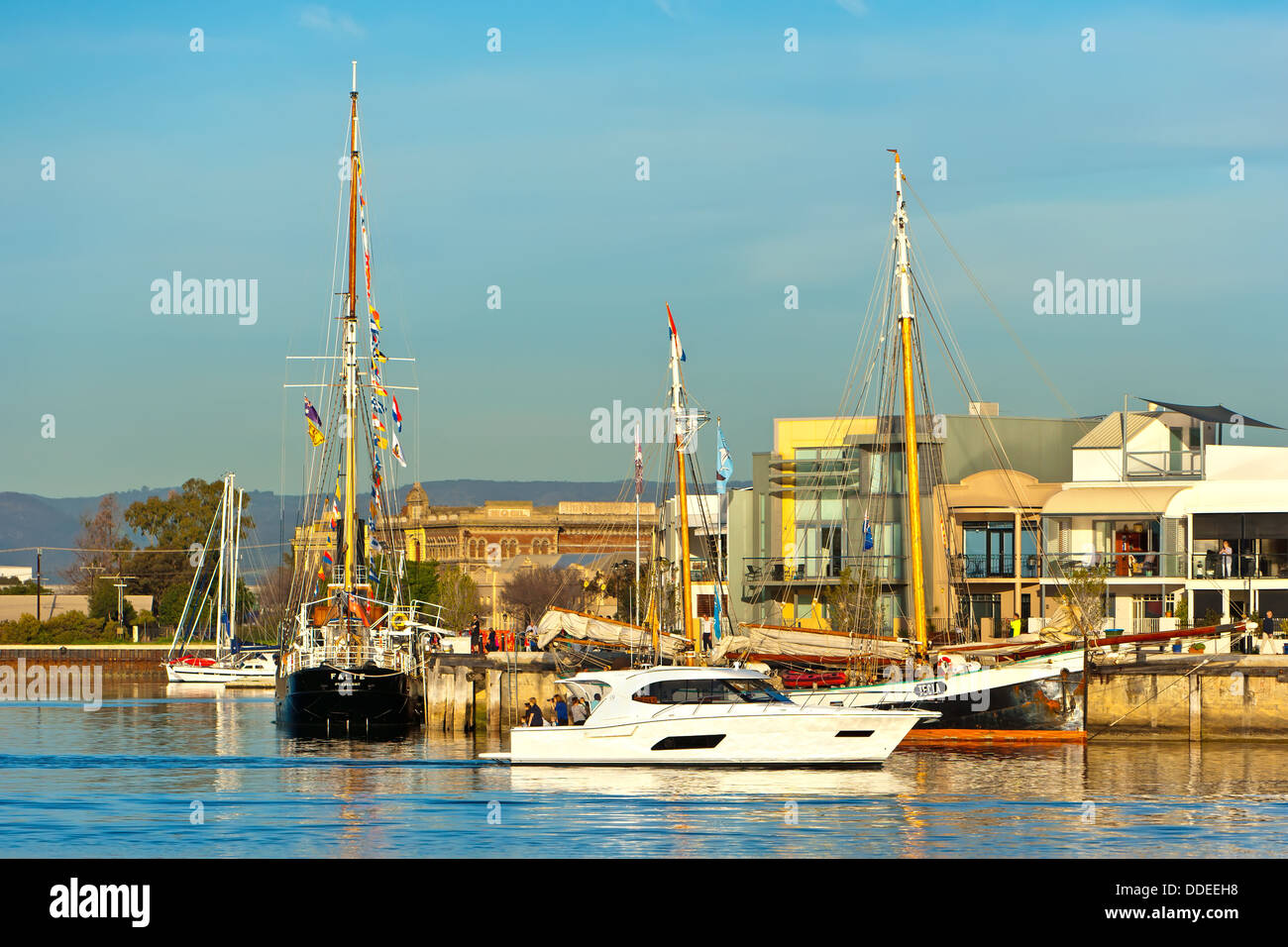 Grands Voiliers néerlandais amarré au quai sur la rivière Port à Port Adelaide (Australie) Banque D'Images