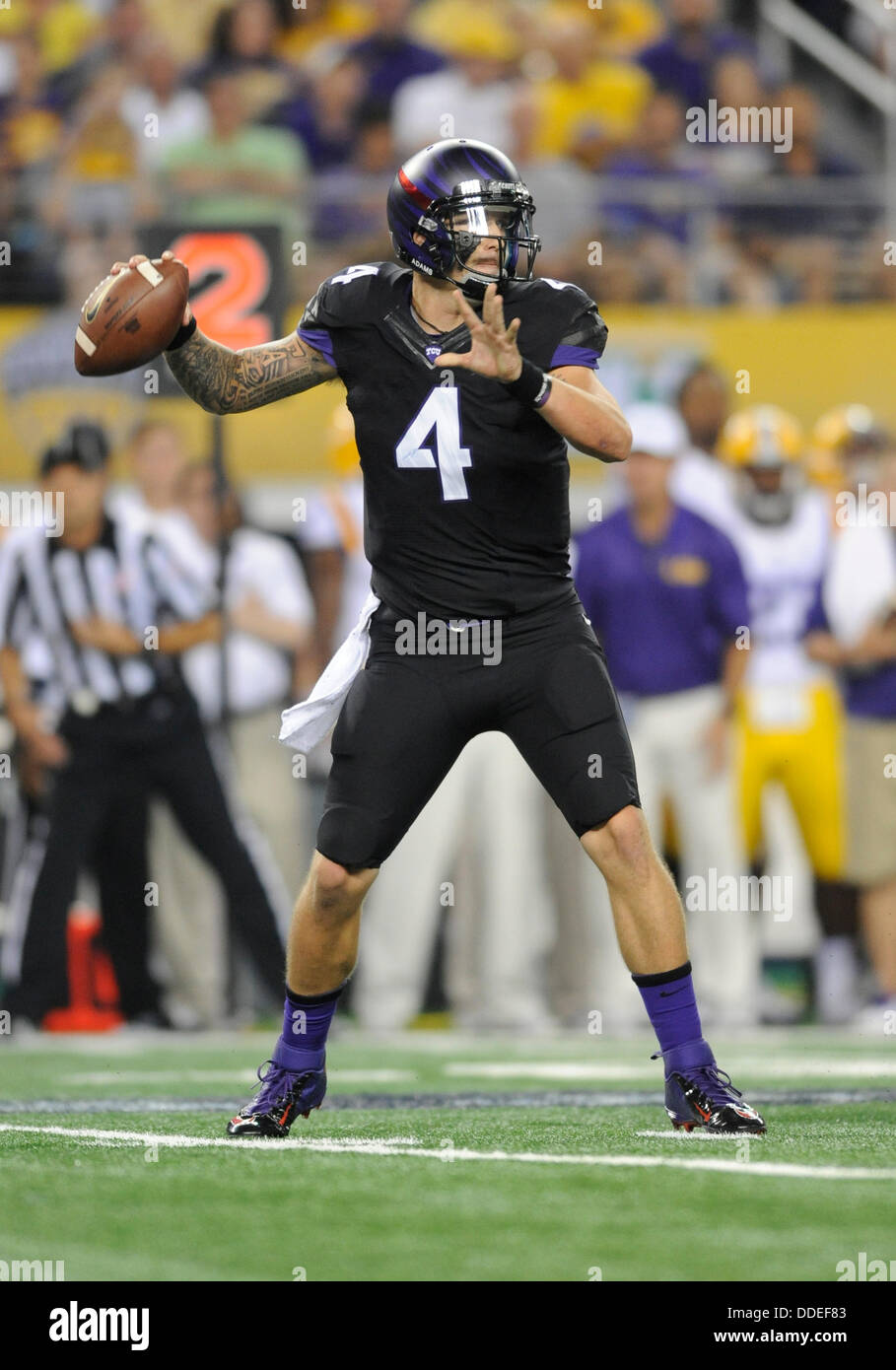 Arlington, TX, États-Unis. Août 31, 2013. TCU Horned Frogs quarterback Casey Pachall # 4 au cours de l'assemblée annuelle de Cowboys jeu NCAA classique entre les LSU Tigers et le TCU Horned Frogs à ATT Stadium à Arlington, TX défait LSU TCU 37-27 © Cal Sport Media/Alamy Live News Banque D'Images