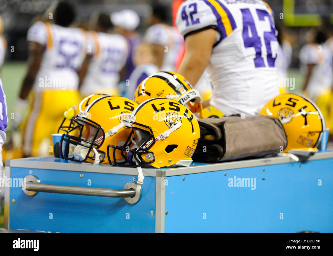 Arlington, TX, États-Unis. Août 31, 2013. Casques LSU s'asseoir sur le côté à l'assemblée annuelle de l'Cowboys jeu NCAA classique entre les LSU Tigers et le TCU Horned Frogs à ATT Stadium à Arlington, TX défait LSU TCU 37-27 © Cal Sport Media/Alamy Live News Banque D'Images