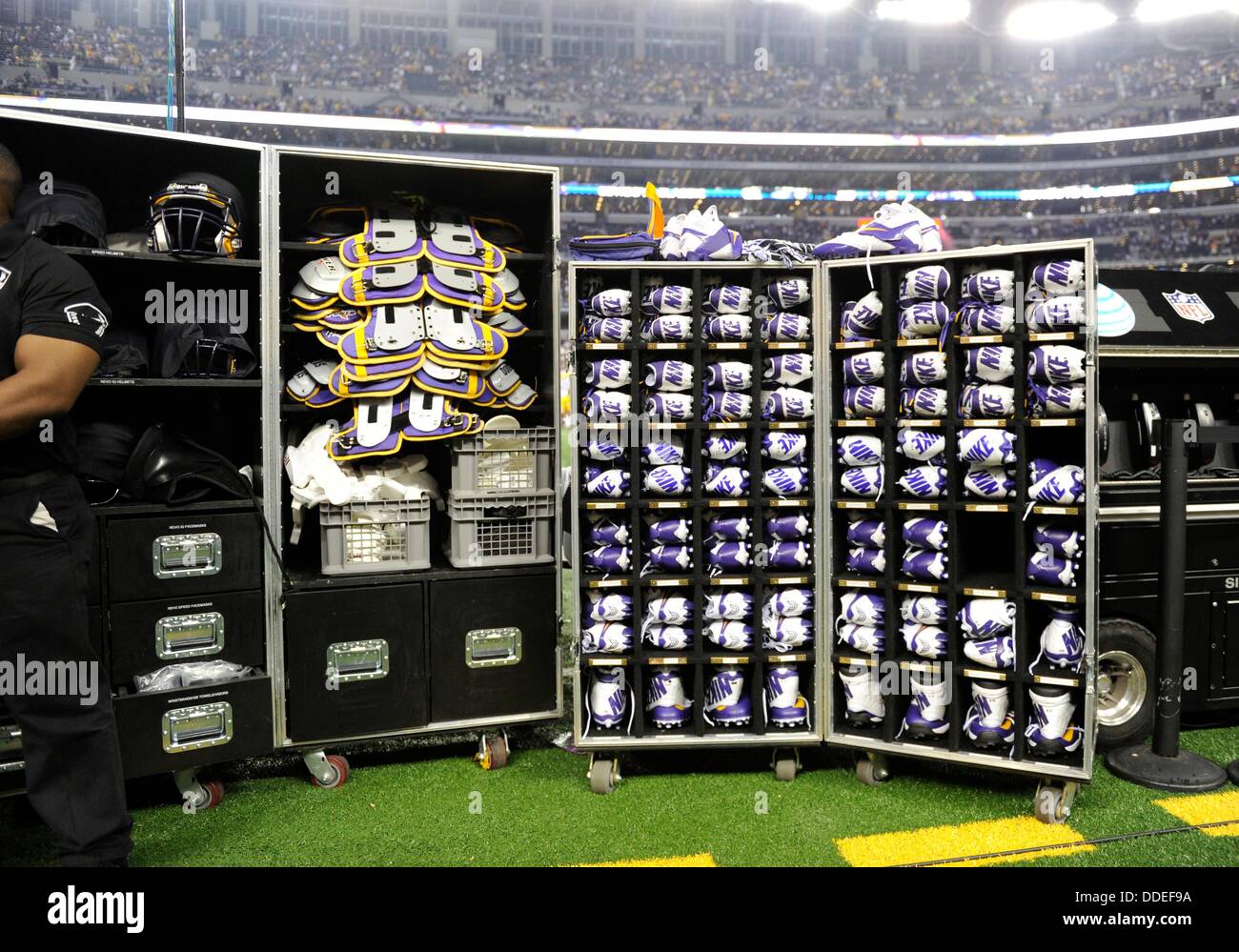 Arlington, TX, États-Unis. Août 31, 2013. Les caisses de matériel de LSU est assis à l'écart pendant le congrès annuel Classique jeu Cowboys NCAA LSU Tigers entre le et le TCU Horned Frogs à ATT Stadium à Arlington, TX défait LSU TCU 37-27 © Cal Sport Media/Alamy Live News Banque D'Images