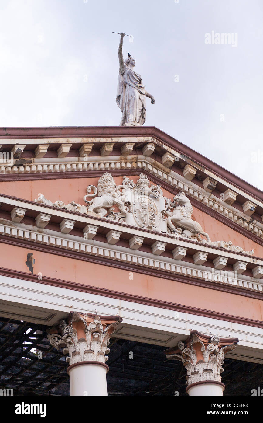 Le palais de la route Crumlin abandonné l'Ouest de Belfast est protégé par fer forgé. C'est une icône de l'ennuis. Banque D'Images