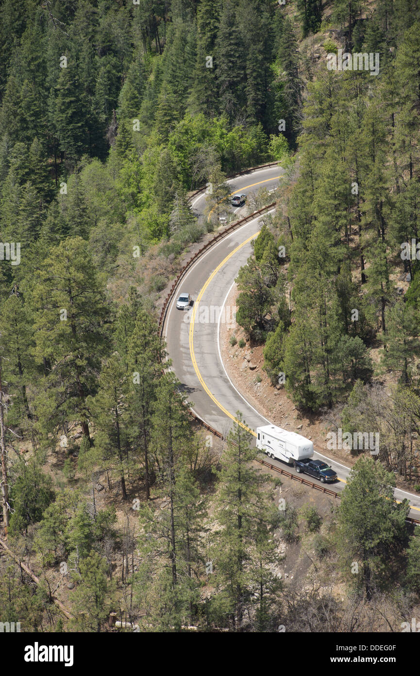 L'autoroute dans la forêt de montagne Banque D'Images