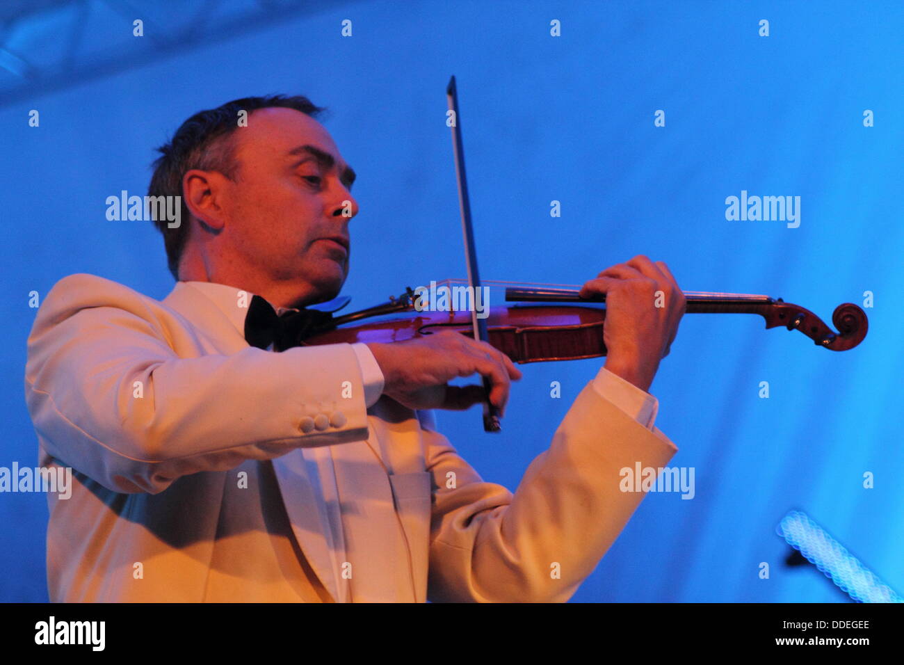 Derby, Royaume-Uni. 1er sept 2013. Musicien avec l'East Midland Viva la Sinfonia orchestre présente à Darley Park Concert, l'un des plus grands du Royaume-uni concerts classiques en plein air. © Deborah Vernon/Alamy Live News Banque D'Images