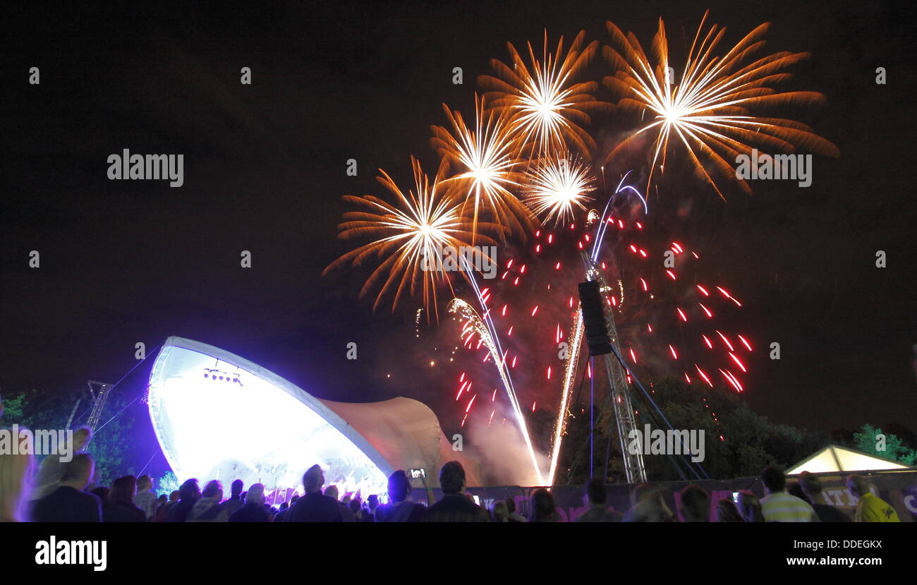 Derby, Royaume-Uni. 1er sept 2013.Darley Park Concert firework finale. Présenté par Derby vivre en partenariat avec l'East Midlands orchestre Sinfonia Viva, Classic FM et Rolls Royce, le Darley Park Concert est l'un des plus grands du Royaume-uni concerts classiques en plein air. © Matthew Taylor/Alamy Live News Banque D'Images