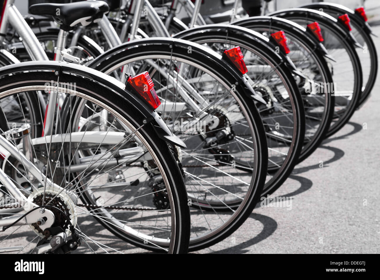 Stand des vélos dans une rangée sur un parking à louer Banque D'Images