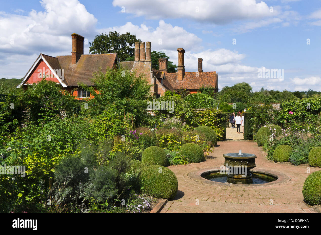 Balade dans les jardins à Wyken Hall manoir élisabéthain, dans le Suffolk, Angleterre. Banque D'Images