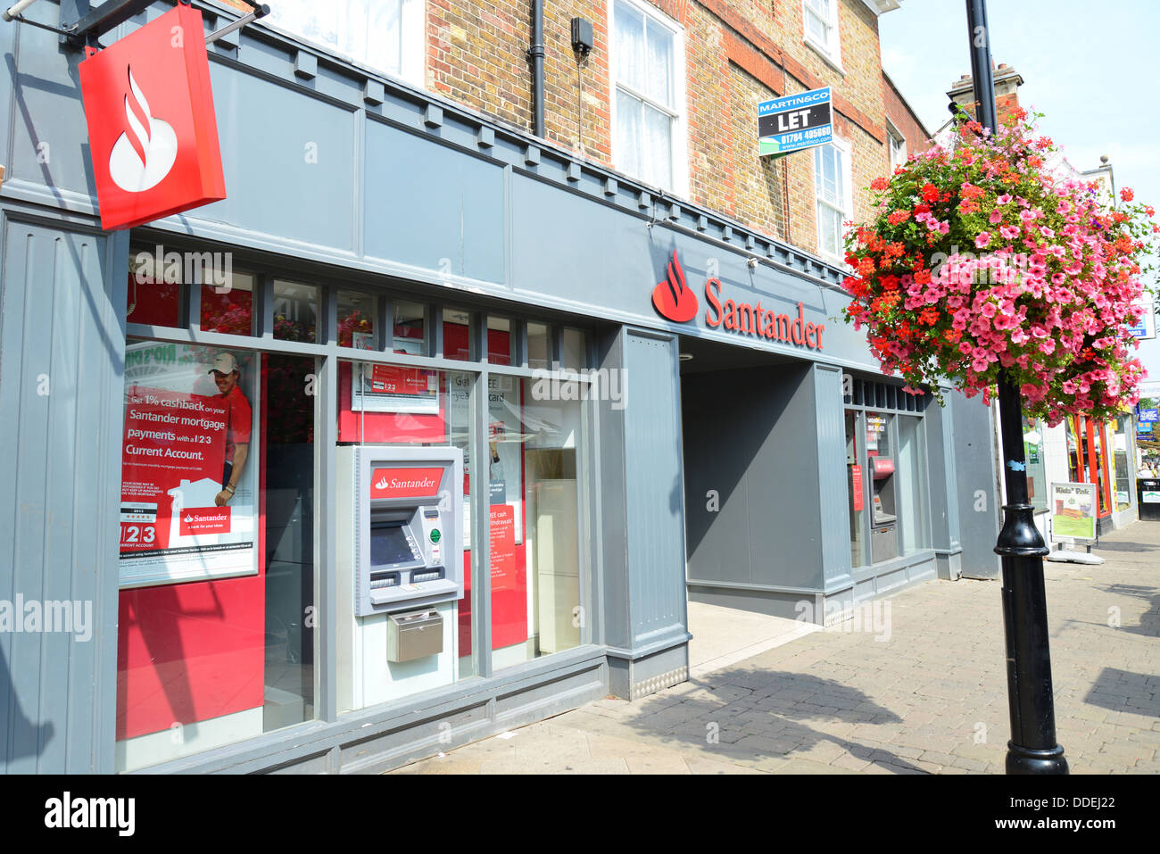La Banque Santander, High Street, Staines-upon-Thames, Surrey, Angleterre, Royaume-Uni Banque D'Images
