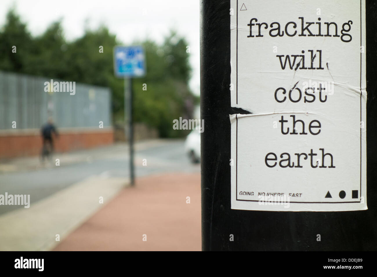 Sheffield, Royaume-Uni. 01 août, 2013. Une affiche qui protestent contre la fracturation hydraulique (Fracking), le processus controversé de l'extraction de pétrole et de gaz naturel sous pression par le pompage de l'eau et de produits chimiques toxiques dans le sol pour fracturer la roche. © Jawad Qasrawi/Alamy Live News Banque D'Images