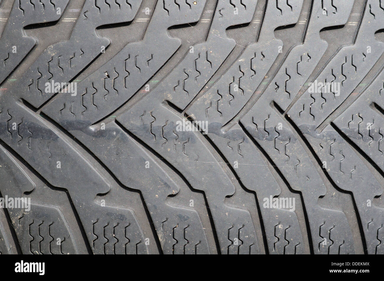 Close up de l'usure de la bande de roulement des pneus d'hiver pour la voiture Banque D'Images