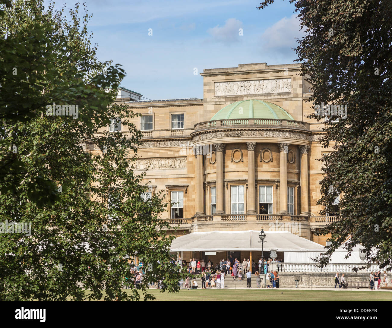 Façade arrière du palais de Buckingham, Londres, vu de l'palace gardens Banque D'Images