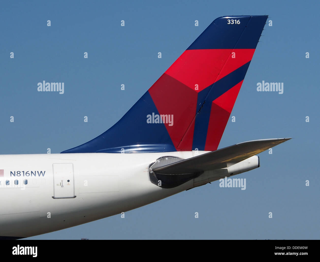 L'Airbus A330-323E (A333), immatriculé N816NW, est vu rouler dans un aéroport le 21 juillet 2013. Cet avion de ligne large est utilisé pour les vols long-courriers et les voyages aériens commerciaux. Banque D'Images L'Airbus A330-323E (A333), immatriculé N816NW, est vu rouler dans un aéroport le 21 juillet 2013. Cet avion de ligne large est utilisé pour les vols long-courriers et les voyages aériens commerciaux. Banque D'Images