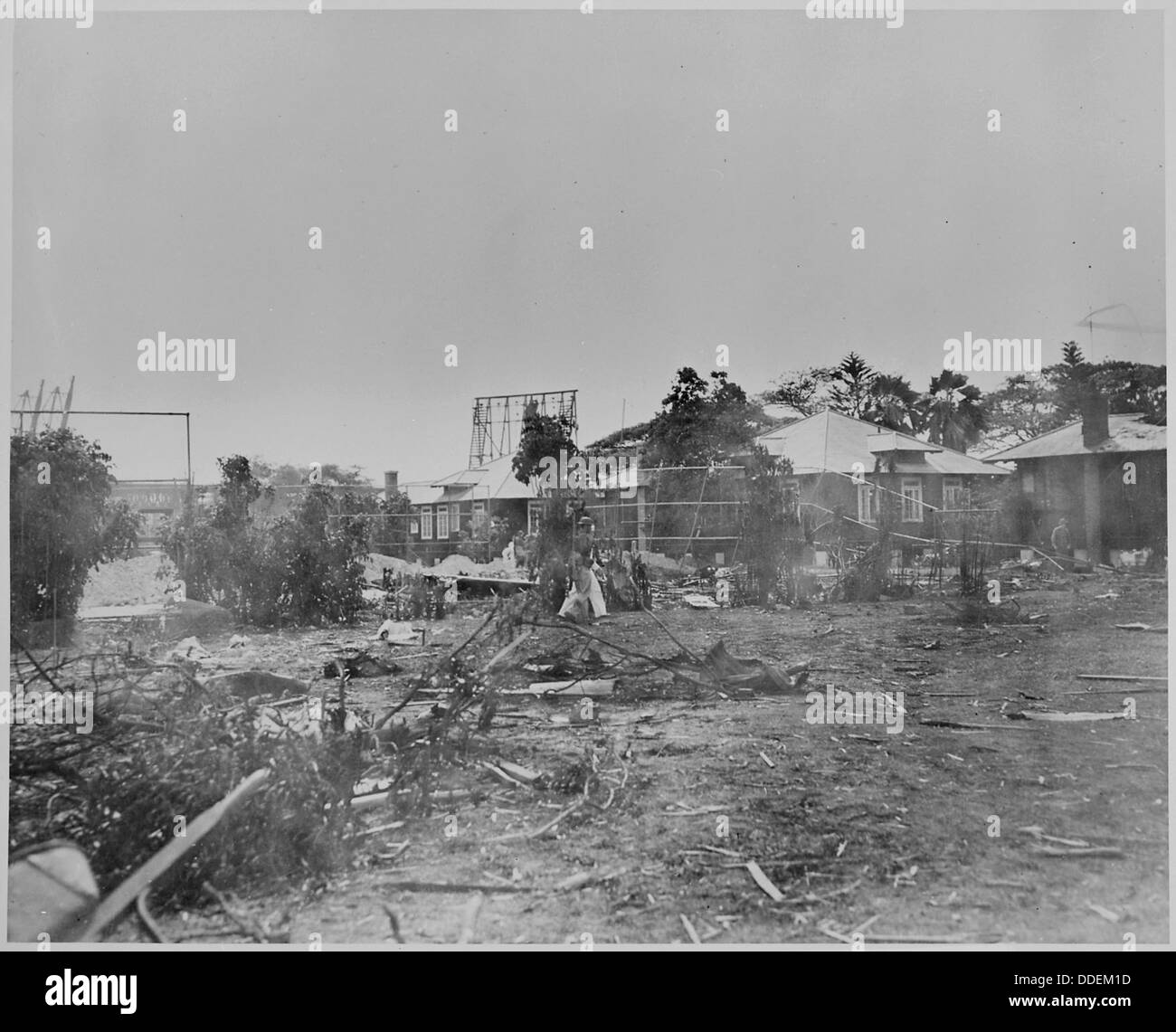Une photographie navale capturant l'attaque japonaise sur Pearl Harbor, Hawaï, le 7 décembre 1941, qui a mené les États-Unis dans la IIe Guerre mondiale. L'attaque a causé des dommages importants à la flotte du Pacifique et a marqué un tournant dans l'histoire mondiale. Banque D'Images
