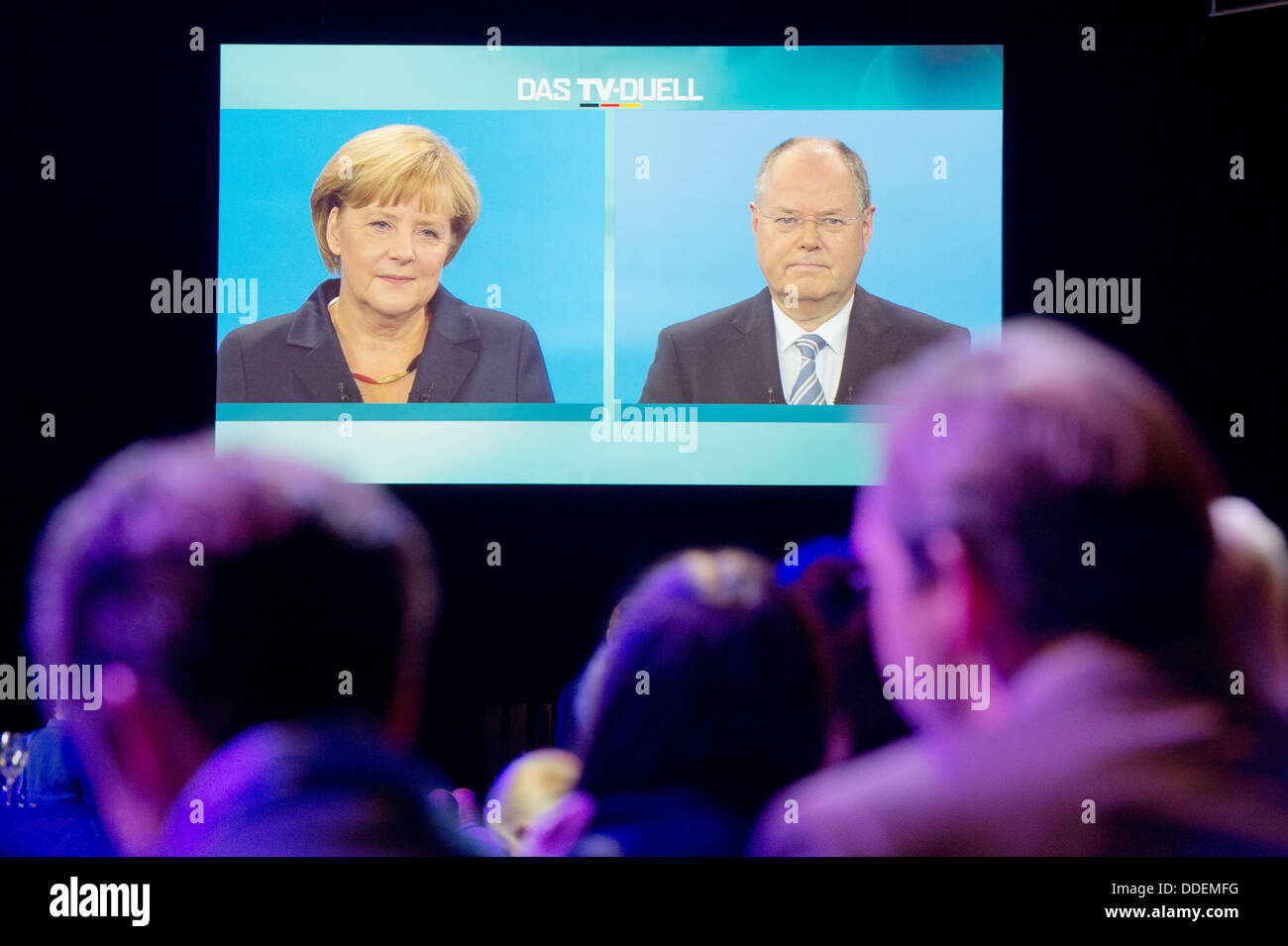 Berlin-Adlershof, Allemagne. 01 août, 2013. Vous pourrez regarder la télévision seul débat électoral entre la chancelière allemande, Angela Merkel (CDU) et le parti social-démocrate le premier candidat Peer Steinbrueck au studio de télévision à Berlin-Adlershof, Allemagne, 01 septembre 2013. Photo : MAURIZIO GAMBARINI/dpa/Alamy Live News Banque D'Images