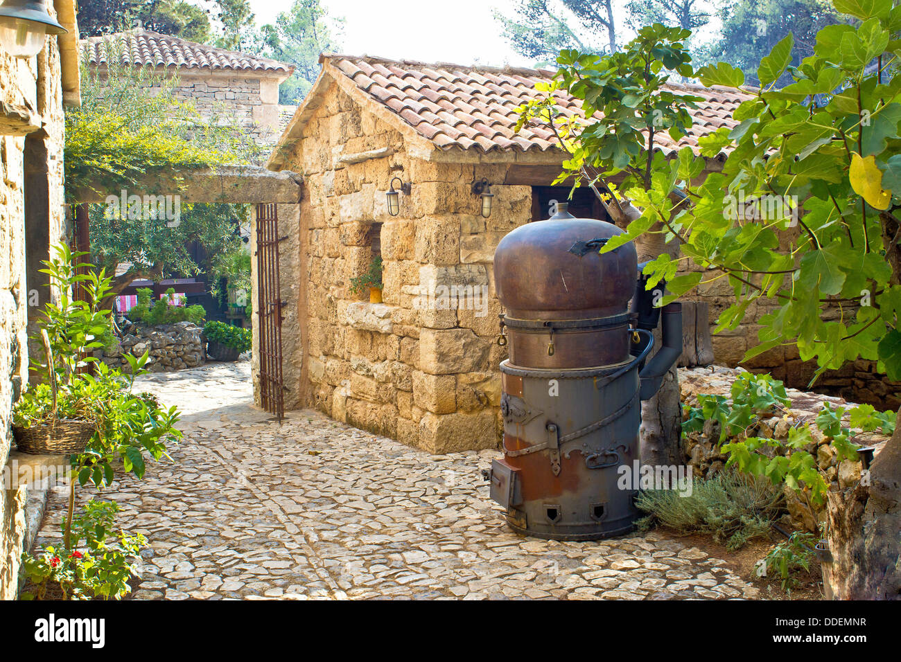 Brandy cuivre traditionnel dalmate en pierre encore en village-rue, Sibenki, Croatie Banque D'Images