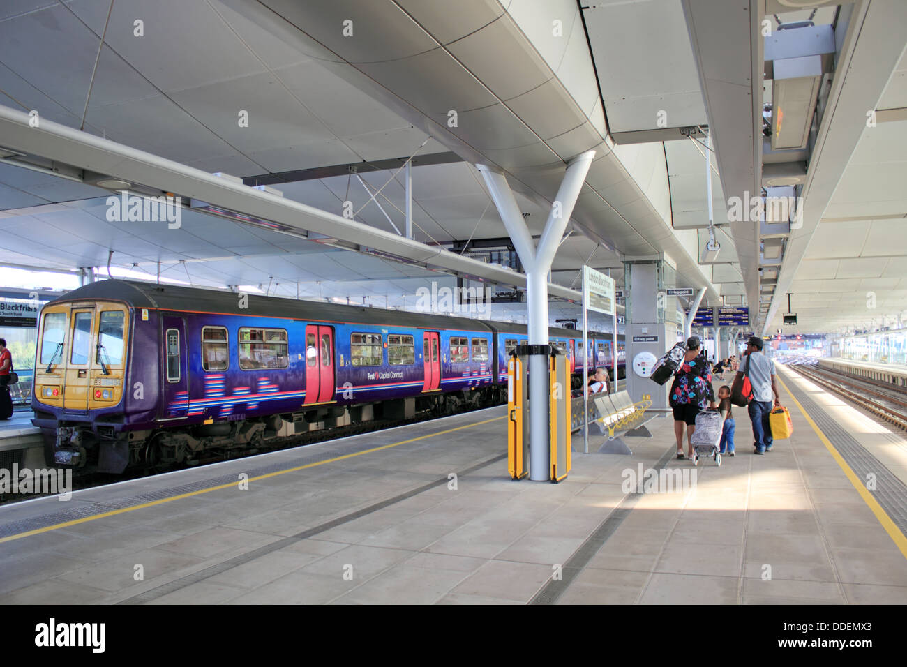 Train à la nouvelle gare Blackfriars London England UK Banque D'Images