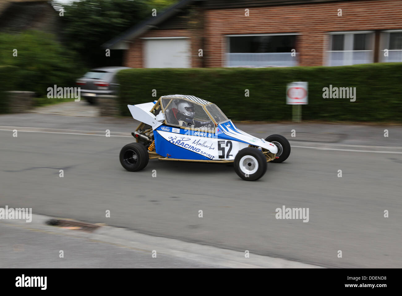 Racing buggy à grande vitesse sur route asphaltée. L'accent sur le buggy, panoramique. Banque D'Images