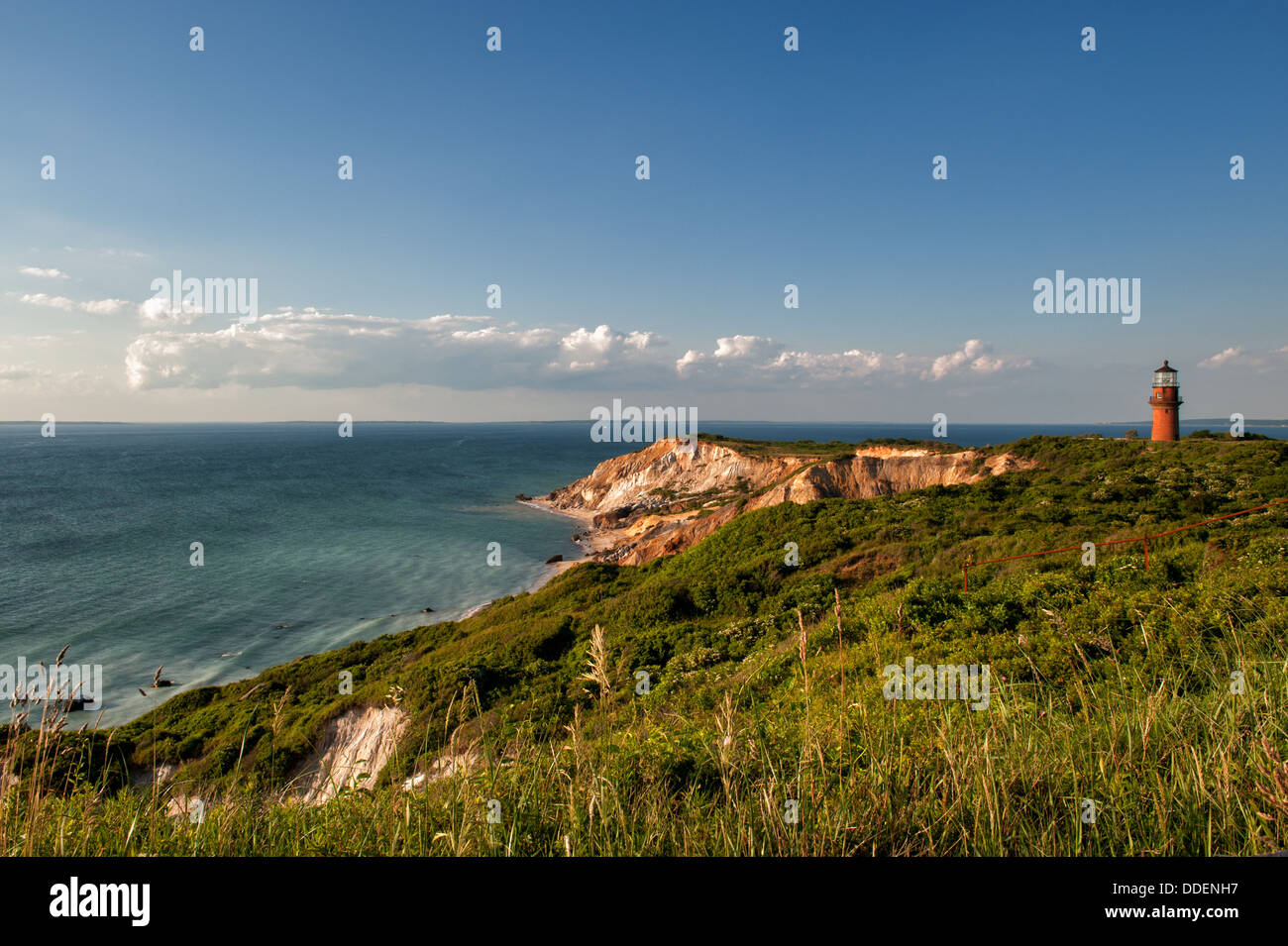 Le phare et les falaises Aquinnah, Martha's Vineyard, Aquinnah, MA Banque D'Images