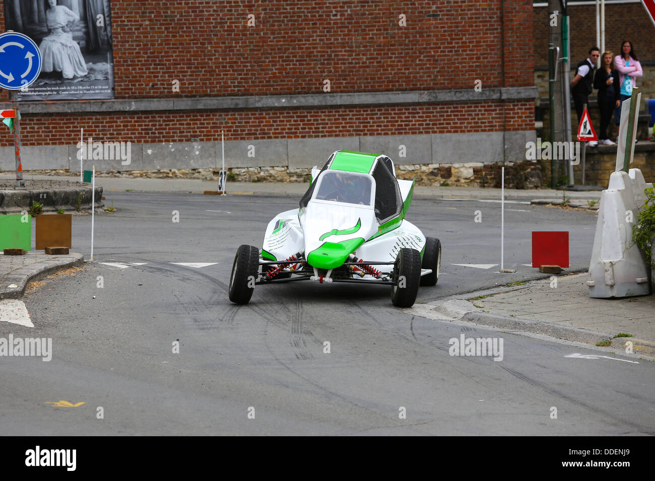 Blanc et vert racing buggy prenant une courbe sur l'asphalte. L'accent sur la voiture. Banque D'Images