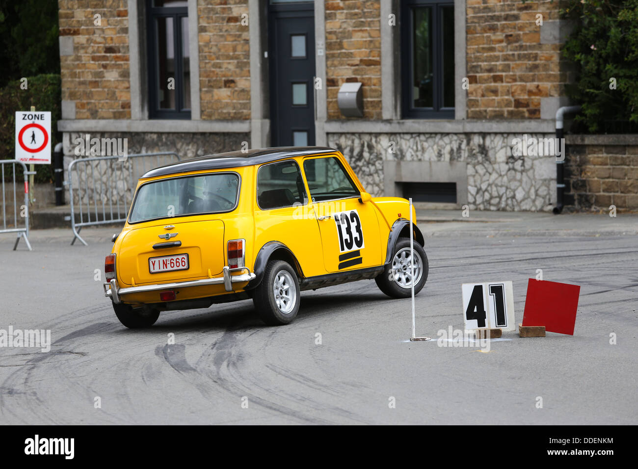 Mini cooper jaune voiture rallye en prenant une courbe lors d'une course de slalom sur l'asphalte. L'accent sur la voiture Banque D'Images