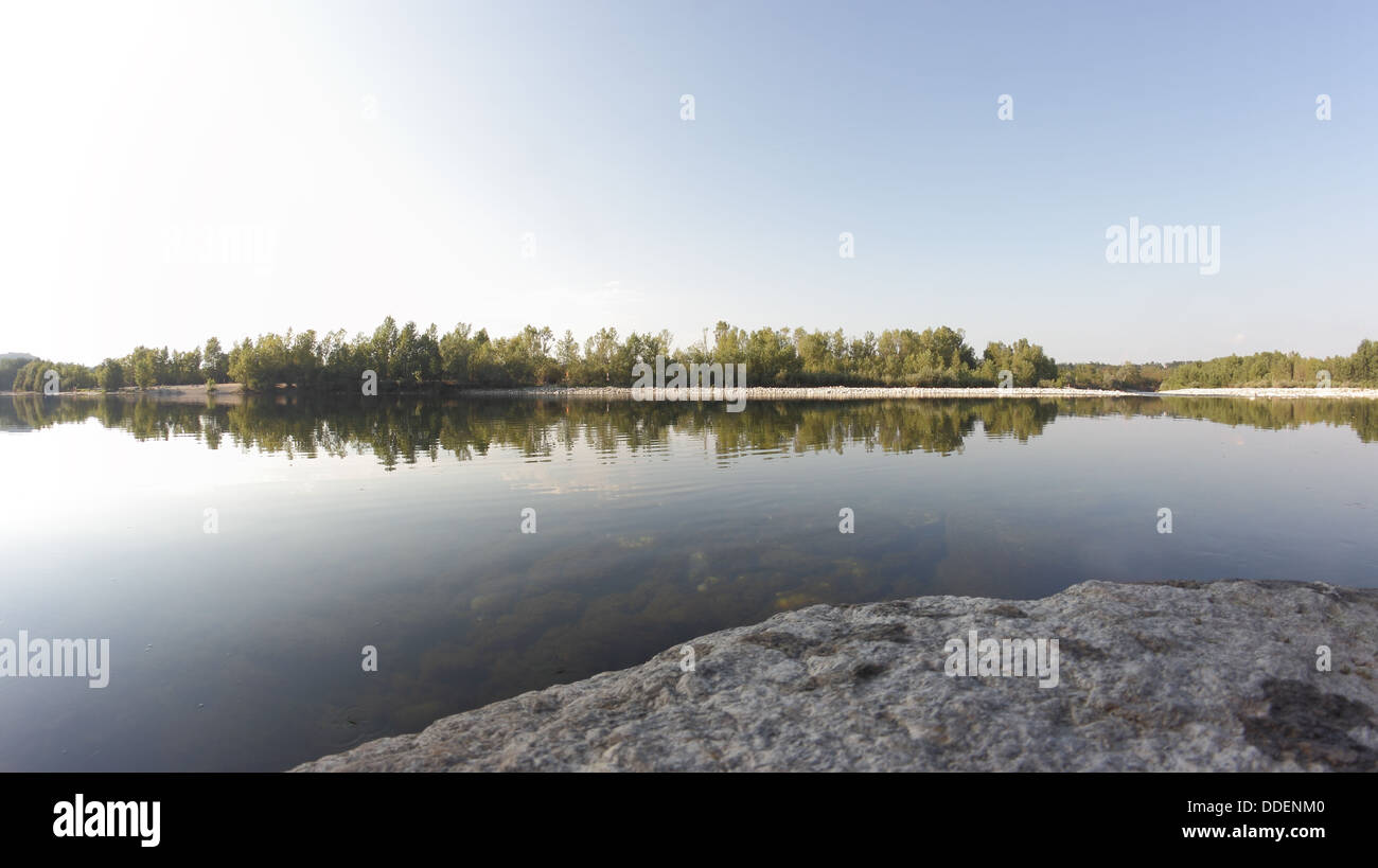 Fish-eye view de la rivière Ticino en Piémont, Italie Banque D'Images