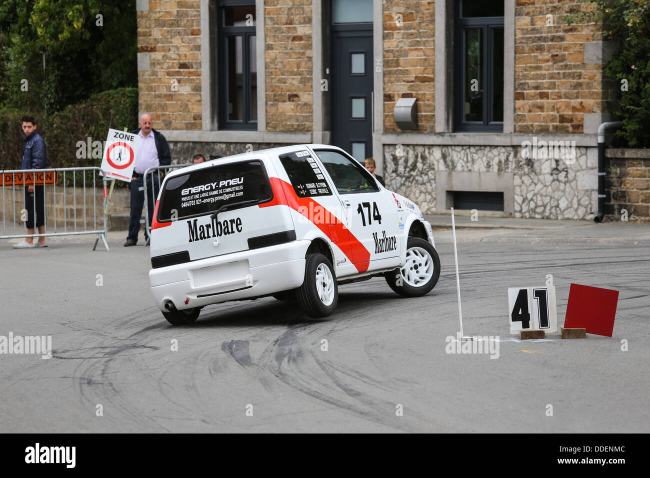 Fiat Cinquecento voiture rallye en prenant une courbe sur 3 roues dans une course de slalom sur l'asphalte. axée sur la voiture Banque D'Images