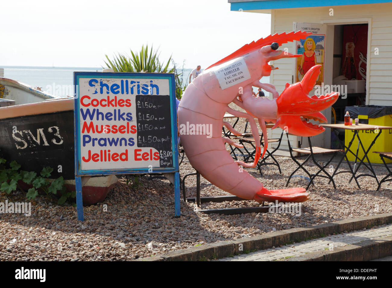 Front de mer de Brighton homard géant affiche à l'extérieur de décrochage des mollusques, East Sussex England UK Banque D'Images