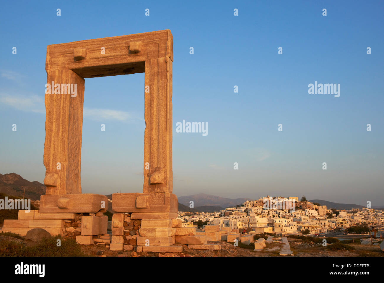 La Grèce, îles des Cyclades, Naxos, ville de Naxos (Hora), passerelle de Portara ou Apollon temple d'Apollon Banque D'Images