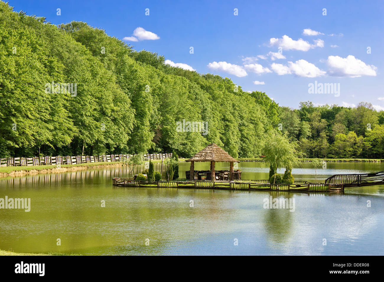 Arbour en bois sur le lac vert, la Ballade région, Croatie Banque D'Images