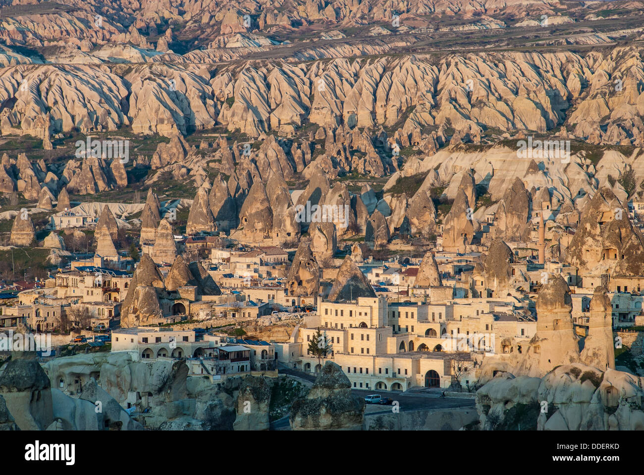 Paysage typique village de Göreme avec formations de grès et en Cappadoce, Turquie, au coucher du soleil Banque D'Images