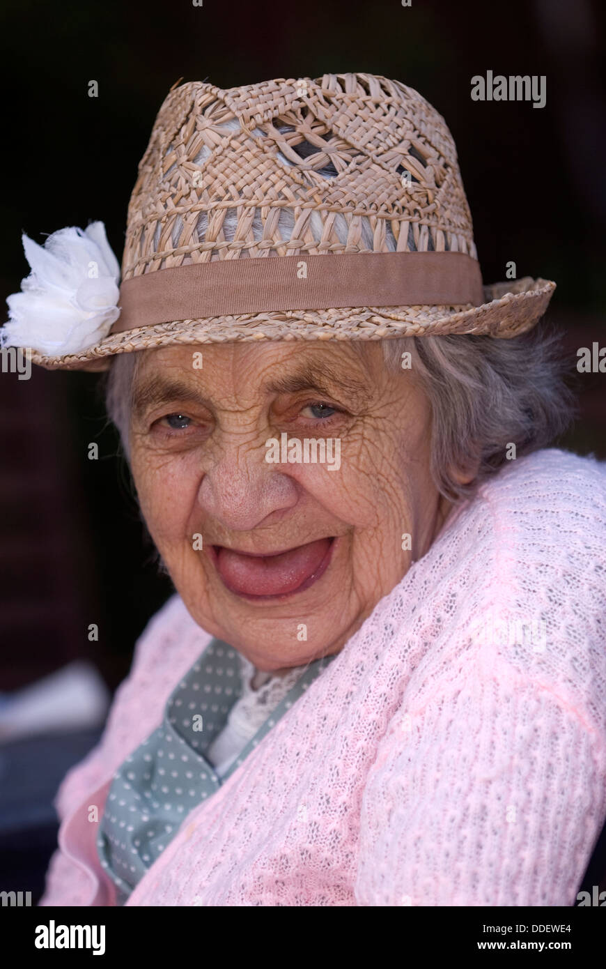 86 ans, femme, et à la recherche en toute sécurité avec une assurance à un rythme annuel summer fete pour les résidents d'un foyer de soins pour personnes atteintes de démence, au Royaume-Uni. Banque D'Images