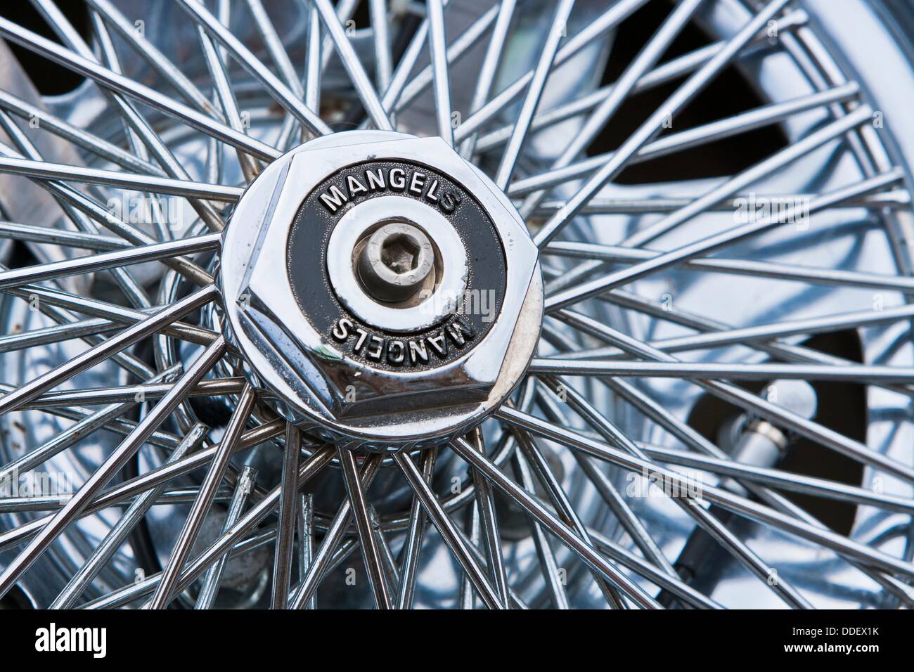 Gros plan d'une roue à rayons d'une voiture ancienne Photo Stock - Alamy