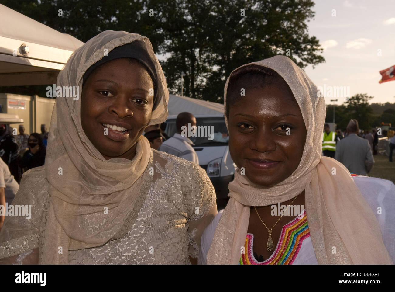 Deux femmes du Ghana participant à la 47e convention musulmane ahmadiyya, jalsa salana, près de Alton, Hampshire, Royaume-Uni. Banque D'Images
