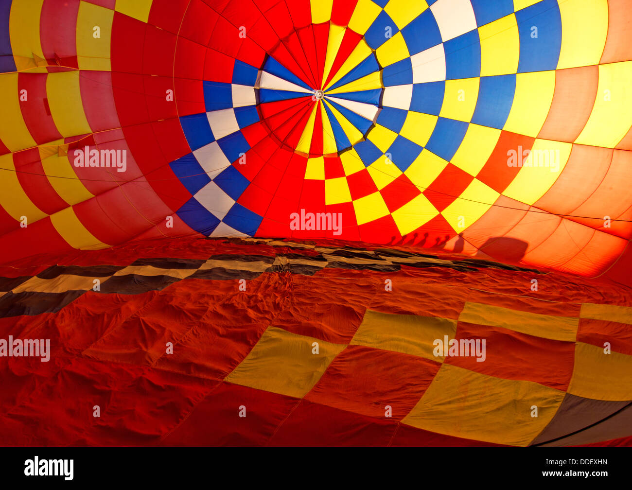 À l'intérieur d'un ballon à air chaud au cours de l'inflation. Banque D'Images