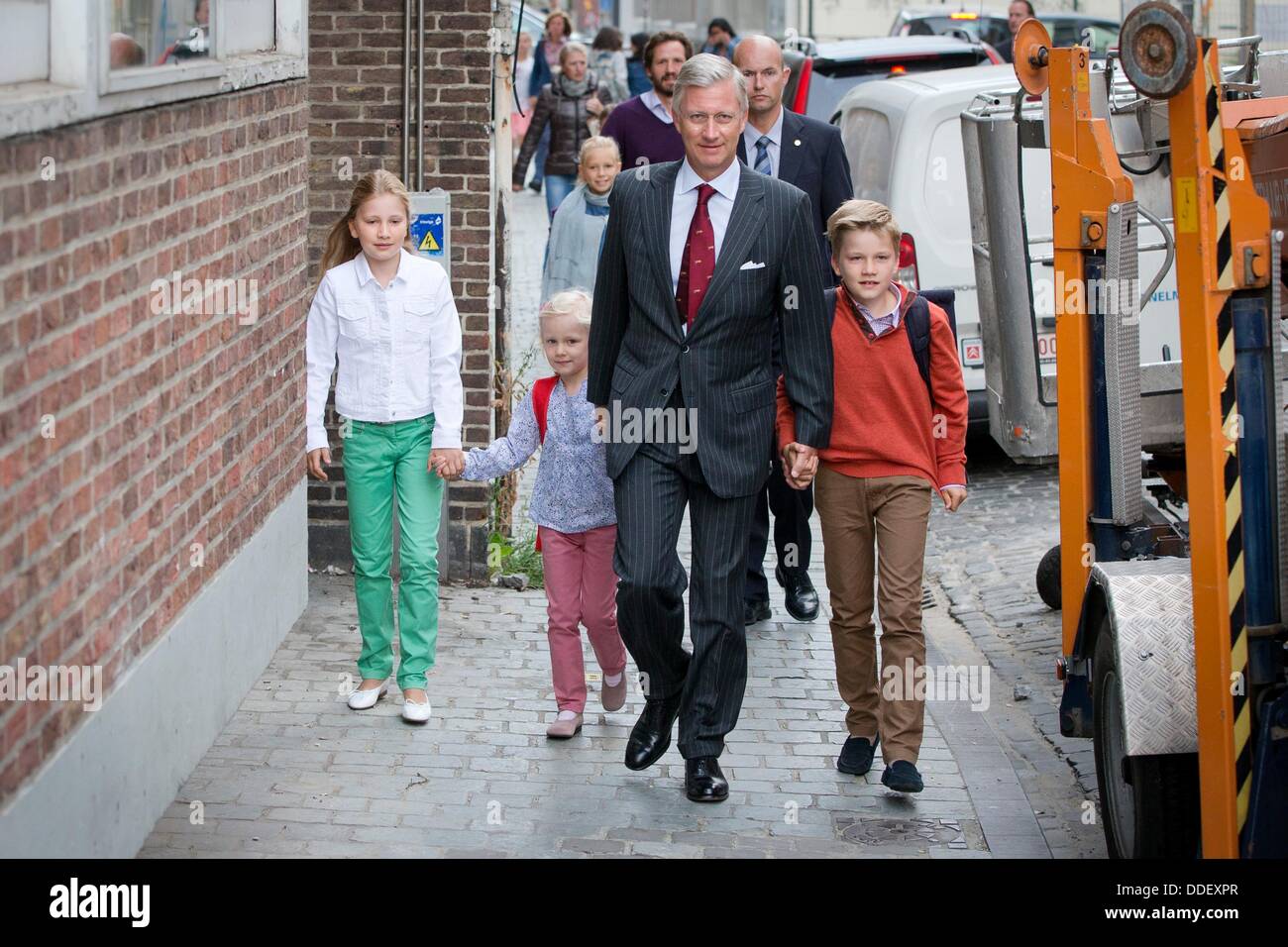 Bruxelles, Belgique. 2e août, 2013. Le roi Philippe (Filip) rassemble ses enfants de la Princesse Elisabeth, le Prince Gabriel et la Princesse Eleonore après les vacances d'été à l'école Sint-Jan Berchmanscollege à Bruxelles, Belgique, 2 septembre 2013. La Princesse Elisabeth commence sa première année à l'école secondaire. Photo : Patrick van Katwijk/dpa/Alamy Live News Crédit : afp photo alliance/Alamy Live News Banque D'Images
