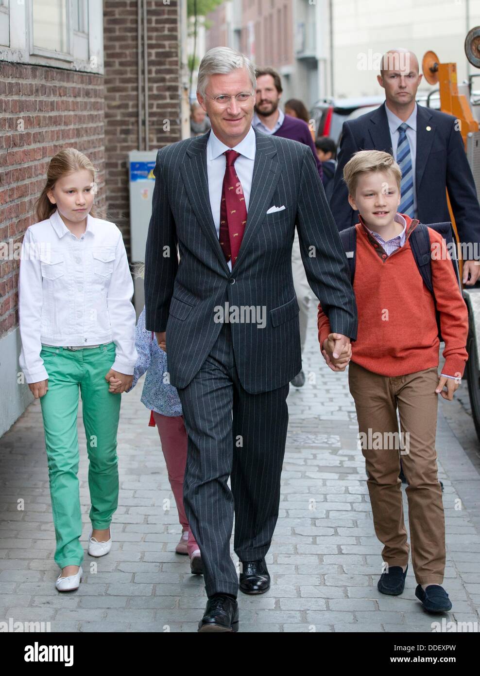 Bruxelles, Belgique. 2e août, 2013. Le roi Philippe (Filip) rassemble ses enfants de la Princesse Elisabeth, le Prince Gabriel et la Princesse Eleonore après les vacances d'été à l'école Sint-Jan Berchmanscollege à Bruxelles, Belgique, 2 septembre 2013. La Princesse Elisabeth commence sa première année à l'école secondaire. Photo : Patrick van Katwijk/dpa/Alamy Live News Crédit : afp photo alliance/Alamy Live News Banque D'Images