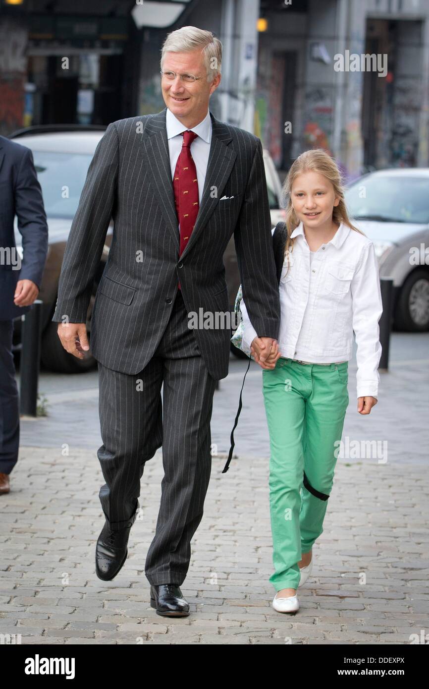 Bruxelles, Belgique. 2e août, 2013. Le roi Philippe (Filip) rassemble ses enfants de la Princesse Elisabeth, le Prince Gabriel et la Princesse Eleonore après les vacances d'été à l'école Sint-Jan Berchmanscollege à Bruxelles, Belgique, 2 septembre 2013. La Princesse Elisabeth commence sa première année à l'école secondaire. Photo : Patrick van Katwijk/dpa/Alamy Live News Crédit : afp photo alliance/Alamy Live News Banque D'Images