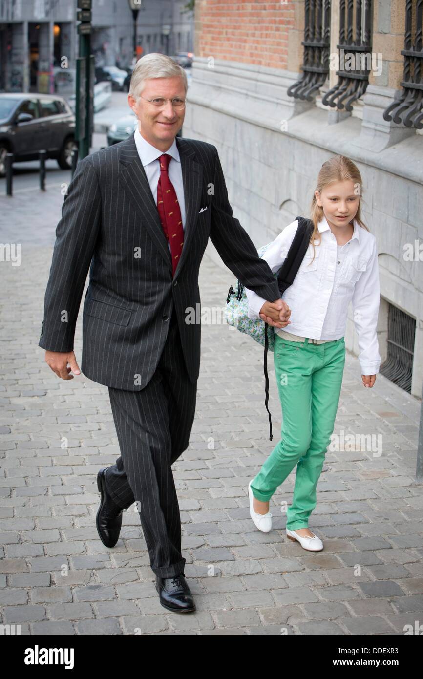 Bruxelles, Belgique. 2e août, 2013. Le roi Philippe (Filip) rassemble ses enfants de la Princesse Elisabeth, le Prince Gabriel et la Princesse Eleonore après les vacances d'été à l'école Sint-Jan Berchmanscollege à Bruxelles, Belgique, 2 septembre 2013. La Princesse Elisabeth commence sa première année à l'école secondaire. Photo : Patrick van Katwijk/dpa/Alamy Live News Crédit : afp photo alliance/Alamy Live News Banque D'Images