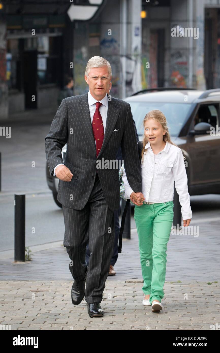 Bruxelles, Belgique. 2e août, 2013. Le roi Philippe (Filip) rassemble ses enfants de la Princesse Elisabeth, le Prince Gabriel et la Princesse Eleonore après les vacances d'été à l'école Sint-Jan Berchmanscollege à Bruxelles, Belgique, 2 septembre 2013. La Princesse Elisabeth commence sa première année à l'école secondaire. Photo : Patrick van Katwijk/dpa/Alamy Live News Crédit : afp photo alliance/Alamy Live News Banque D'Images