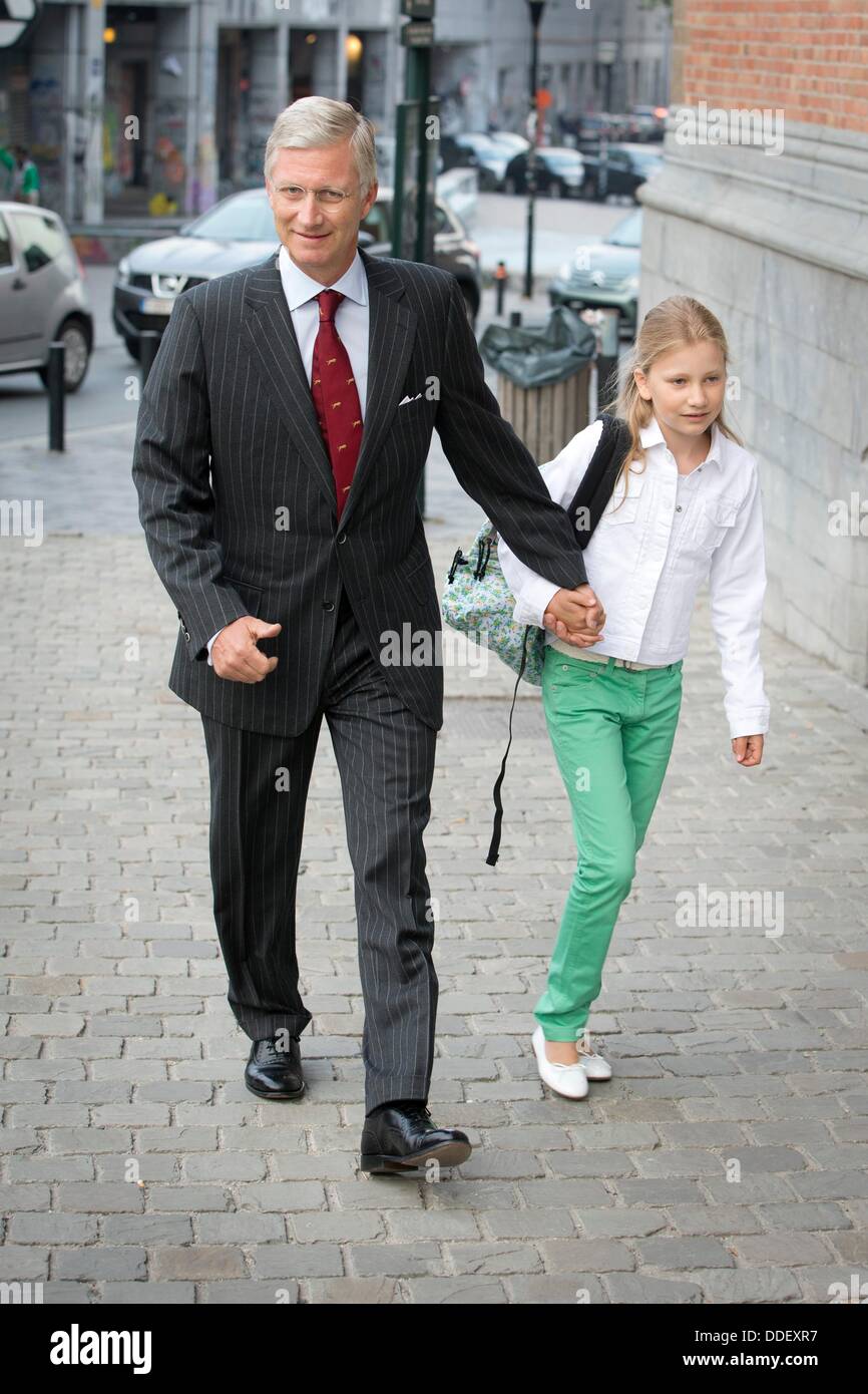 Bruxelles, Belgique. 2e août, 2013. Le roi Philippe (Filip) rassemble ses enfants de la Princesse Elisabeth, le Prince Gabriel et la Princesse Eleonore après les vacances d'été à l'école Sint-Jan Berchmanscollege à Bruxelles, Belgique, 2 septembre 2013. La Princesse Elisabeth commence sa première année à l'école secondaire. Photo : Patrick van Katwijk/dpa/Alamy Live News Crédit : afp photo alliance/Alamy Live News Banque D'Images