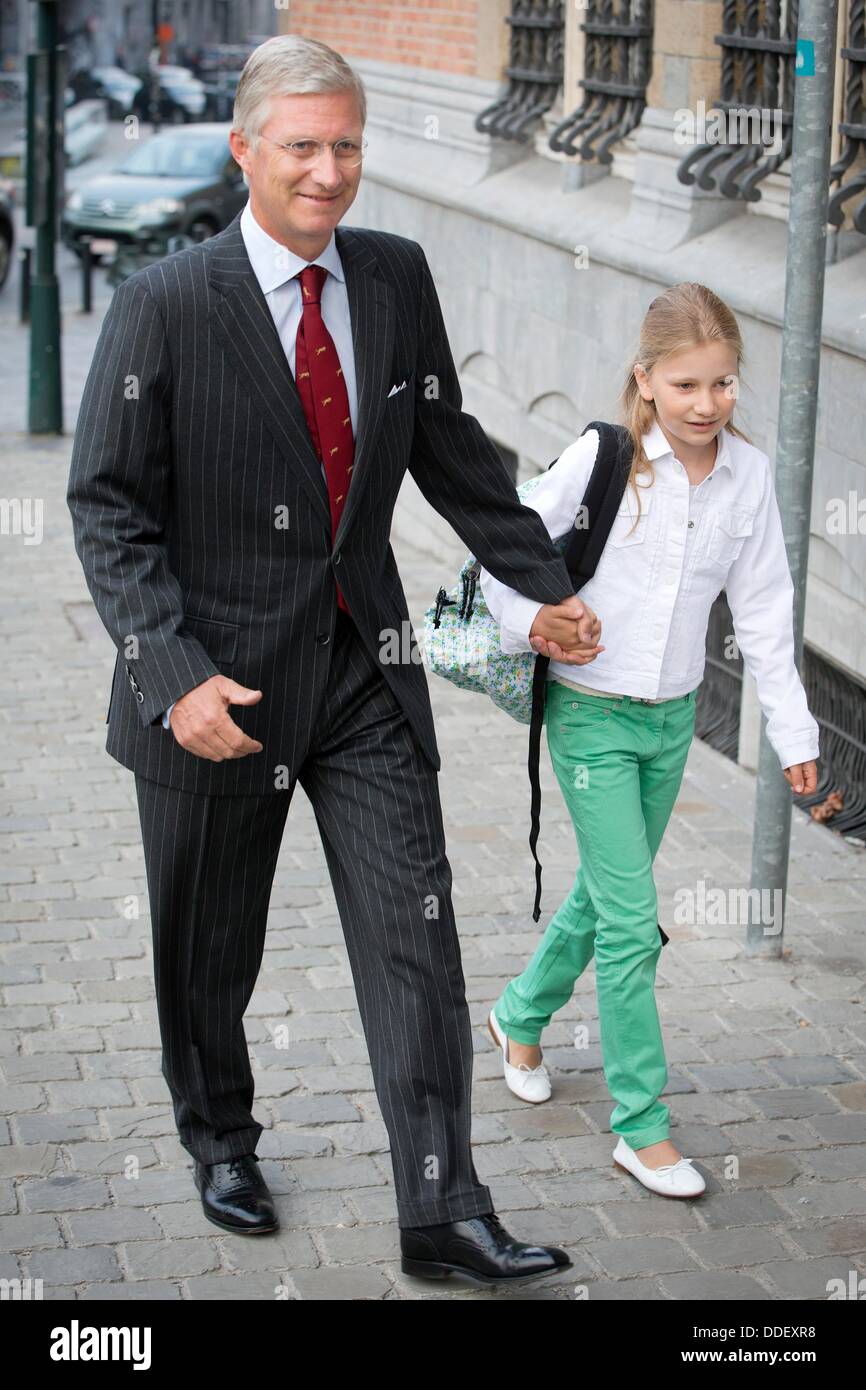 Bruxelles, Belgique. 2e août, 2013. Le roi Philippe (Filip) rassemble ses enfants de la Princesse Elisabeth, le Prince Gabriel et la Princesse Eleonore après les vacances d'été à l'école Sint-Jan Berchmanscollege à Bruxelles, Belgique, 2 septembre 2013. La Princesse Elisabeth commence sa première année à l'école secondaire. Photo : Patrick van Katwijk/dpa/Alamy Live News Crédit : afp photo alliance/Alamy Live News Banque D'Images