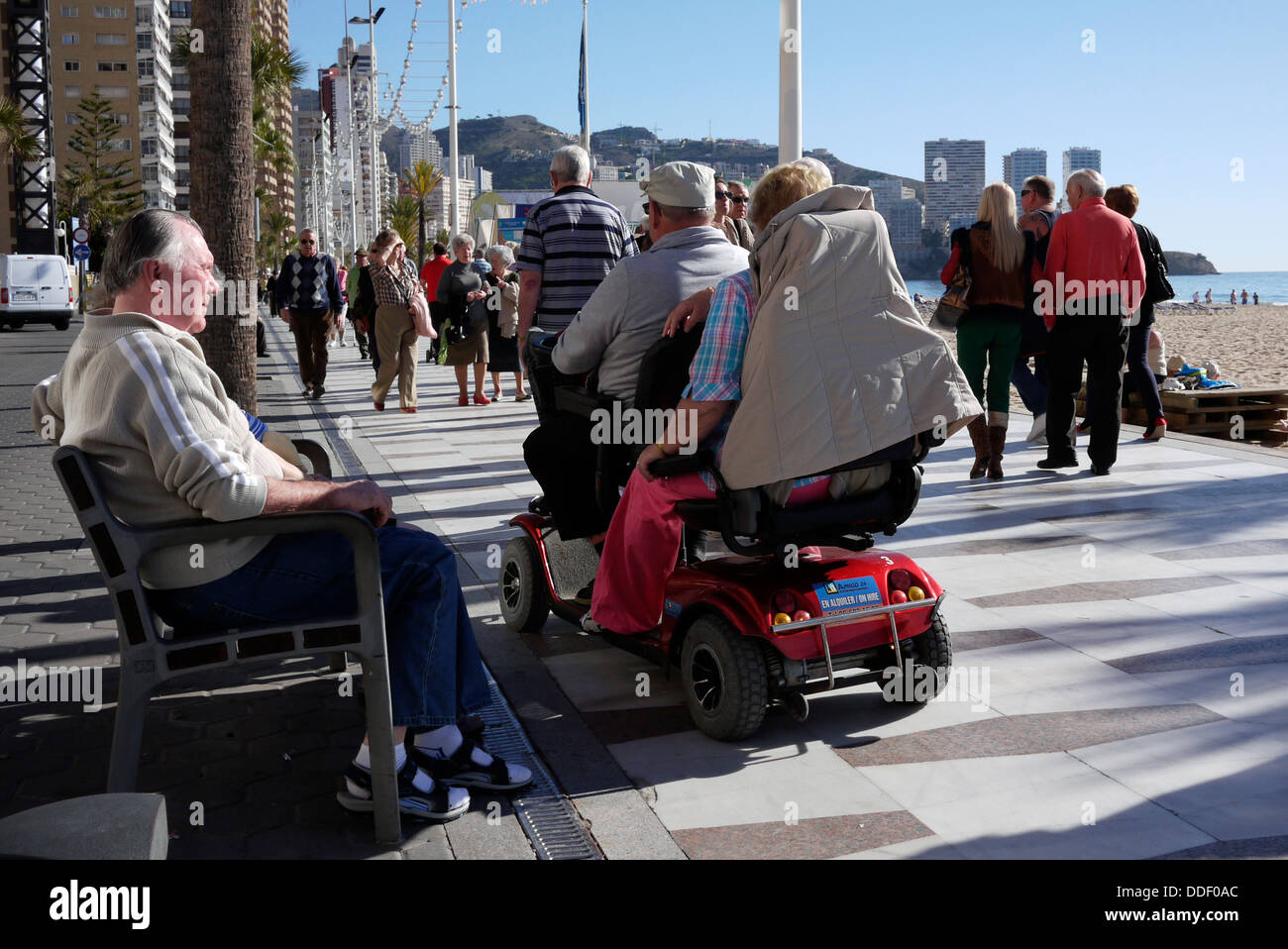 Les personnes âgées à la retraite sur la promenade à Benidorm espagne Décembre Banque D'Images