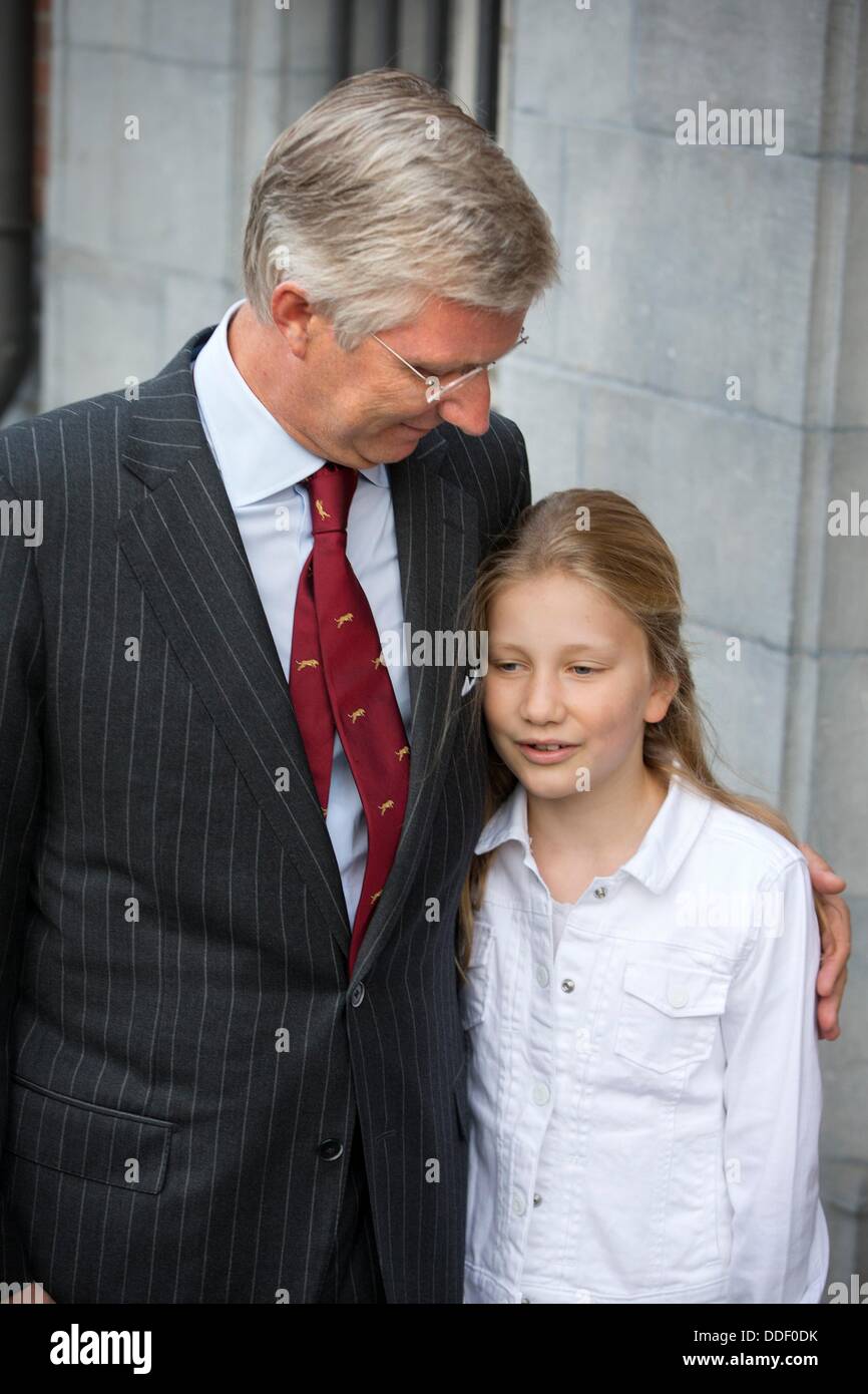Bruxelles, Belgique. 2e août, 2013. Le roi Philippe (Filip) rassemble ses enfants de la Princesse Elisabeth, le Prince Gabriel et la Princesse Eleonore après les vacances d'été à l'école Sint-Jan Berchmanscollege à Bruxelles, Belgique, 2 septembre 2013. La Princesse Elisabeth commence sa première année à l'école secondaire. Photo : Patrick van Katwijk/dpa/Alamy Live News Crédit : afp photo alliance/Alamy Live News Banque D'Images