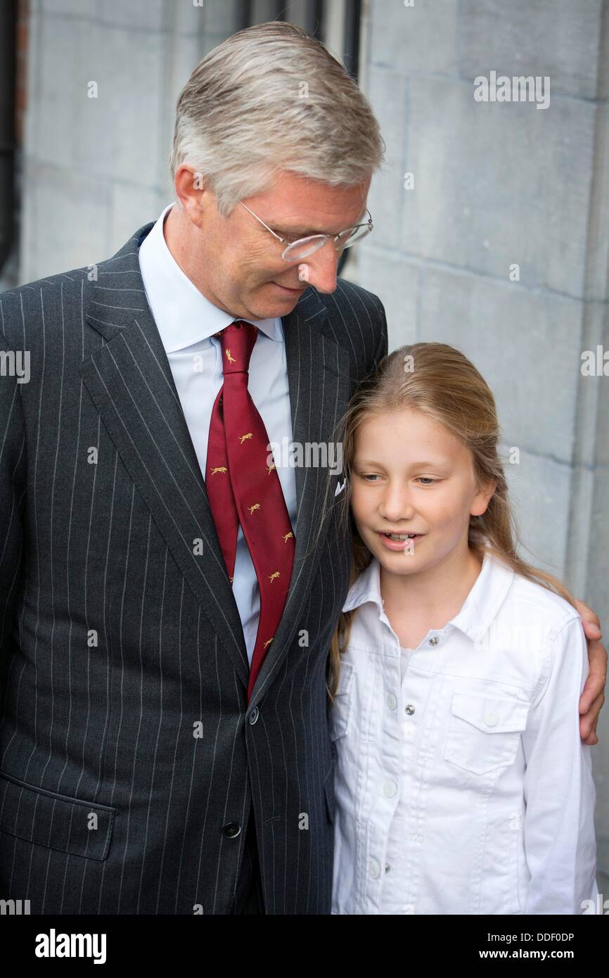 Bruxelles, Belgique. 2e août, 2013. Le roi Philippe (Filip) rassemble ses enfants de la Princesse Elisabeth, le Prince Gabriel et la Princesse Eleonore après les vacances d'été à l'école Sint-Jan Berchmanscollege à Bruxelles, Belgique, 2 septembre 2013. La Princesse Elisabeth commence sa première année à l'école secondaire. Photo : Patrick van Katwijk/dpa/Alamy Live News Crédit : afp photo alliance/Alamy Live News Banque D'Images